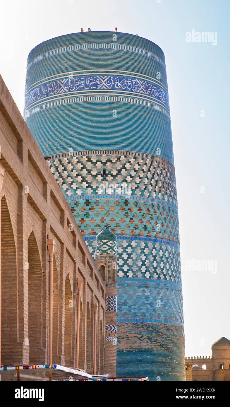Matniyoz Devonbegi Madrasa und Kalta Minor Minarett in Chiwa. Usbekistan Stockfoto