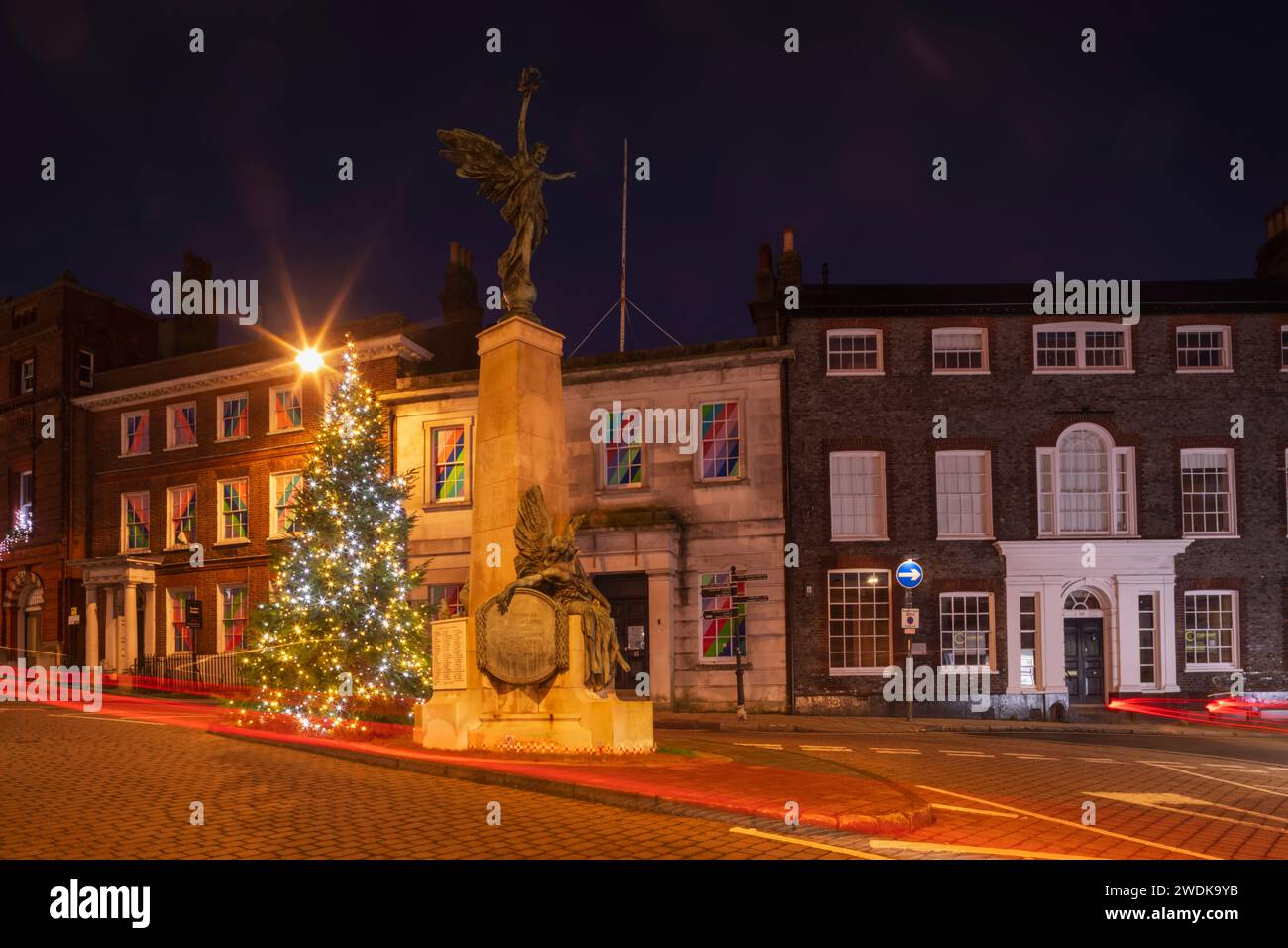 England, Sussex, East Sussex, Lewes, Night View of the Wall Memorial, entworfen von dem Künstler Vernon March und Christmas Tree Stockfoto