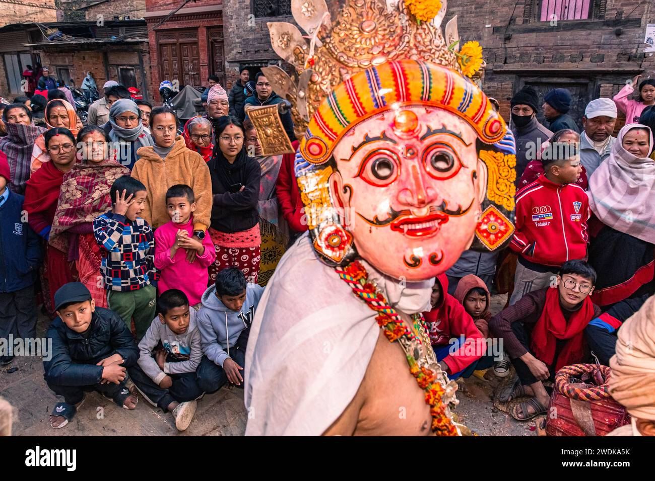 Bhaktapur, Bagmati, Nepal. Januar 2024. Ein maskiertes nepalesisches Volk, das als Gottheit verkleidet ist, tritt in Bhaktapur, Nepal auf. Navadurga ist die neun Formen der Durga, die den Göttern und Göttinnen verehrt werden, um böse Geister zu verhüten. (Kreditbild: © Amit Machamasi/ZUMA Press Wire) NUR REDAKTIONELLE VERWENDUNG! Nicht für kommerzielle ZWECKE! Quelle: ZUMA Press, Inc./Alamy Live News Stockfoto