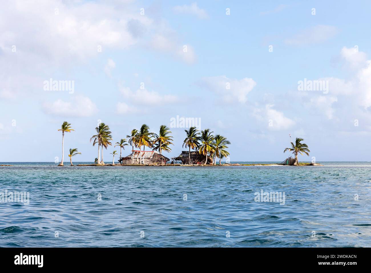 Traditionelle Holzhäuser von Guna (Kuna) auf einer wunderschönen kleinen Insel im indigenen Gebiet von Guna Yala vor Panamas Ostküste, Panama Stockfoto