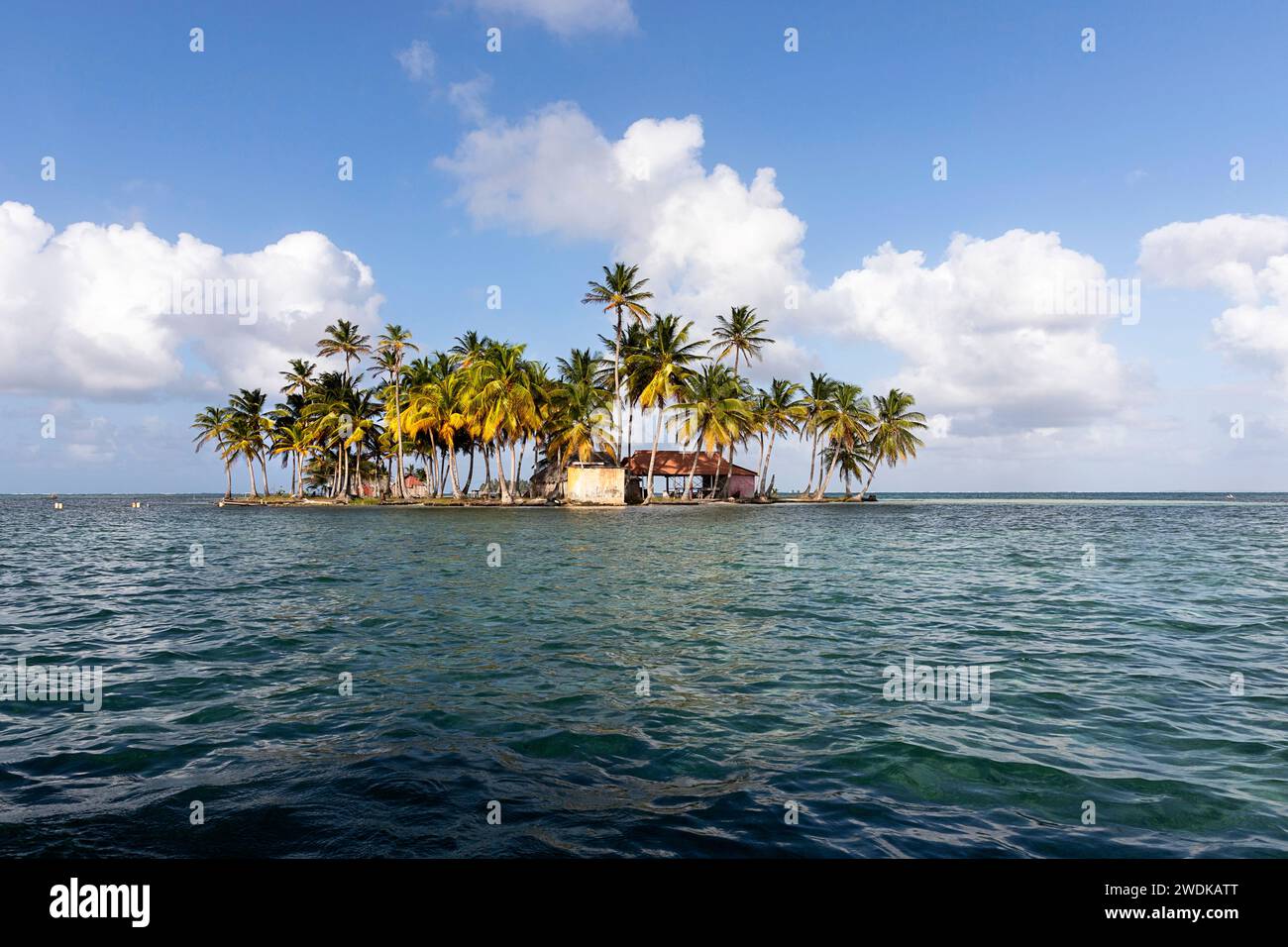 Traditionelles Holzhaus von Guna (Kuna) auf einer wunderschönen kleinen tropischen Insel im indigenen Gebiet von Guna Yala vor Panamas Küste, Panama Stockfoto