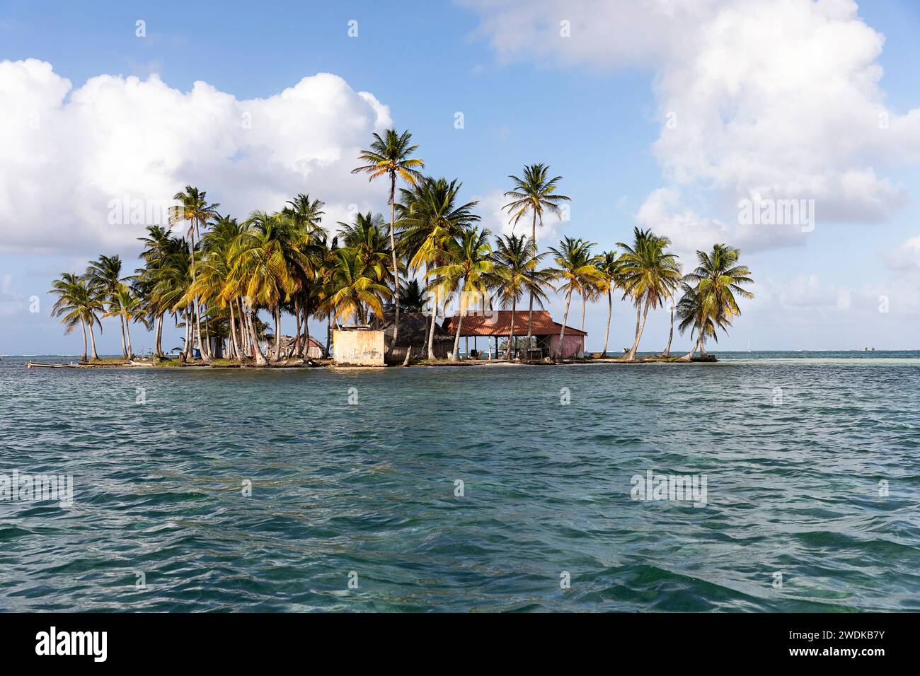 Traditionelles Holzhaus von Guna (Kuna) auf einer wunderschönen kleinen tropischen Insel im indigenen Gebiet von Guna Yala vor Panamas Küste, Panama Stockfoto