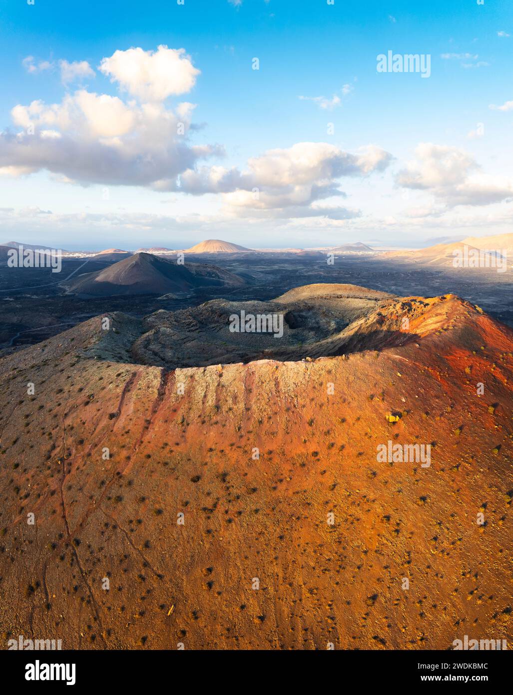 Luftaufnahme des Kraters von Caldera Colorada und Lavafelder, Tinajo, Las Palmas, Kanarische Inseln, Macaronesien, Spanien, Westeuropa Stockfoto
