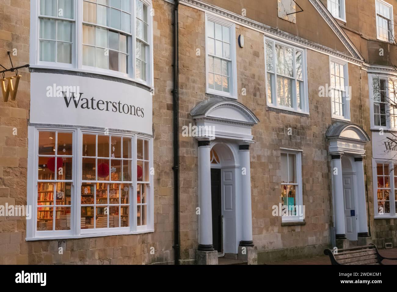 England, Sussex, East Sussex, Lewes, Die High Street, Waterstones Buchladen Stockfoto