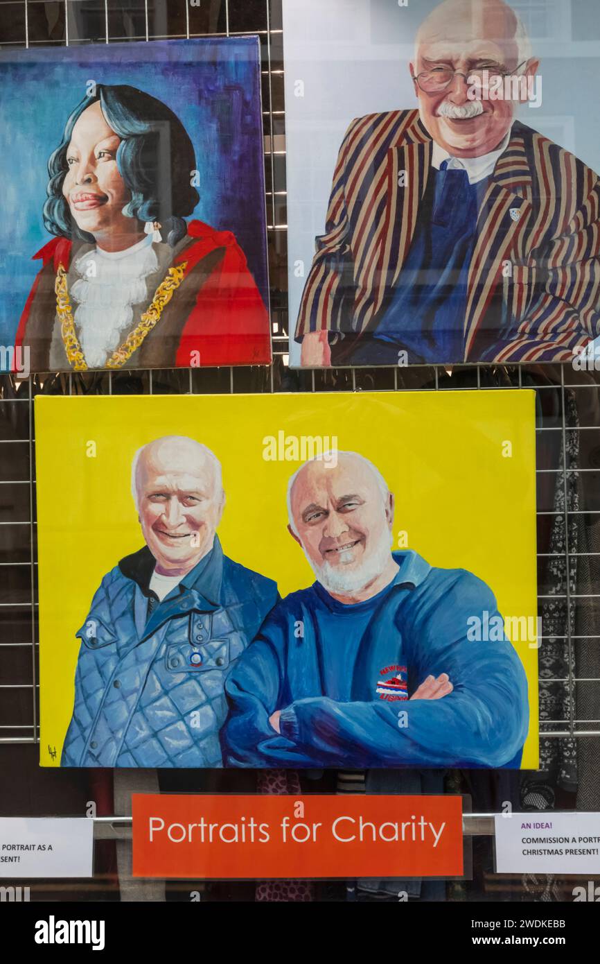 England, Sussex, East Sussex, Lewes, Charity Shop Fenster zeigen Werbeporträts für Charity Stockfoto