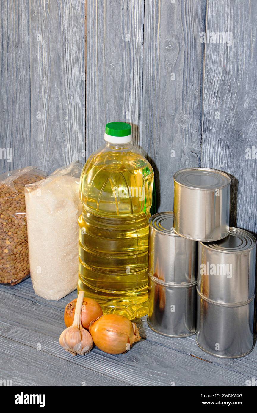 Nahrungsmittellieferungen für den Zeitraum der Quarantäneisolierung. Verschiedene Gläser mit Müsli, Pasta, Dosen mit Konserven. Stockfoto
