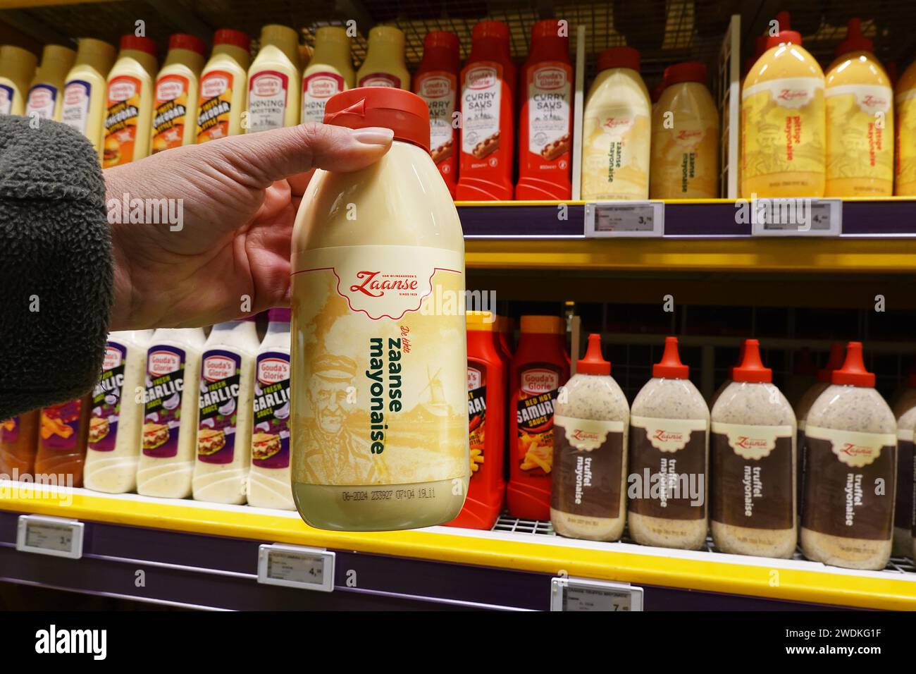 Die Flasche Zaanse Mayonaise in einem Supermarkt drücken Stockfoto