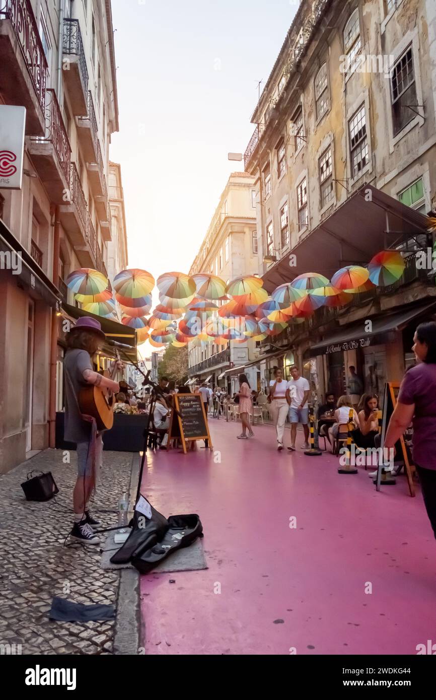 Lissabon, Portugal - 13. September 2023. Es ist bekannt als Lissabons rosa Straße und liegt im beliebten Viertel Cais do Sodre. Straße mit Umbre Stockfoto