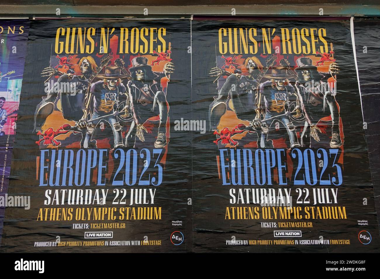 Athen, Griechenland - 20. Juni 2023: Guns N' Roses Hard Rock Musik-Plakate auf der Stadtmauer. Stockfoto