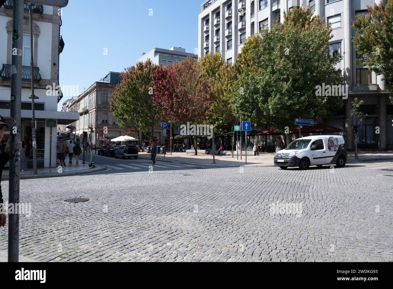 Porto, Portugal - 12. September 2023. Touristen und Einheimische walikng auf der Straße von Fernandes Tomas. Stockfoto