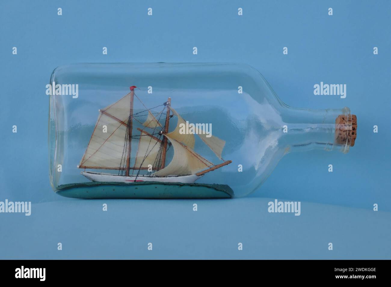 Vintage Unmögliches Flaschensegelschiff mit Masten und Segeln. Stockfoto