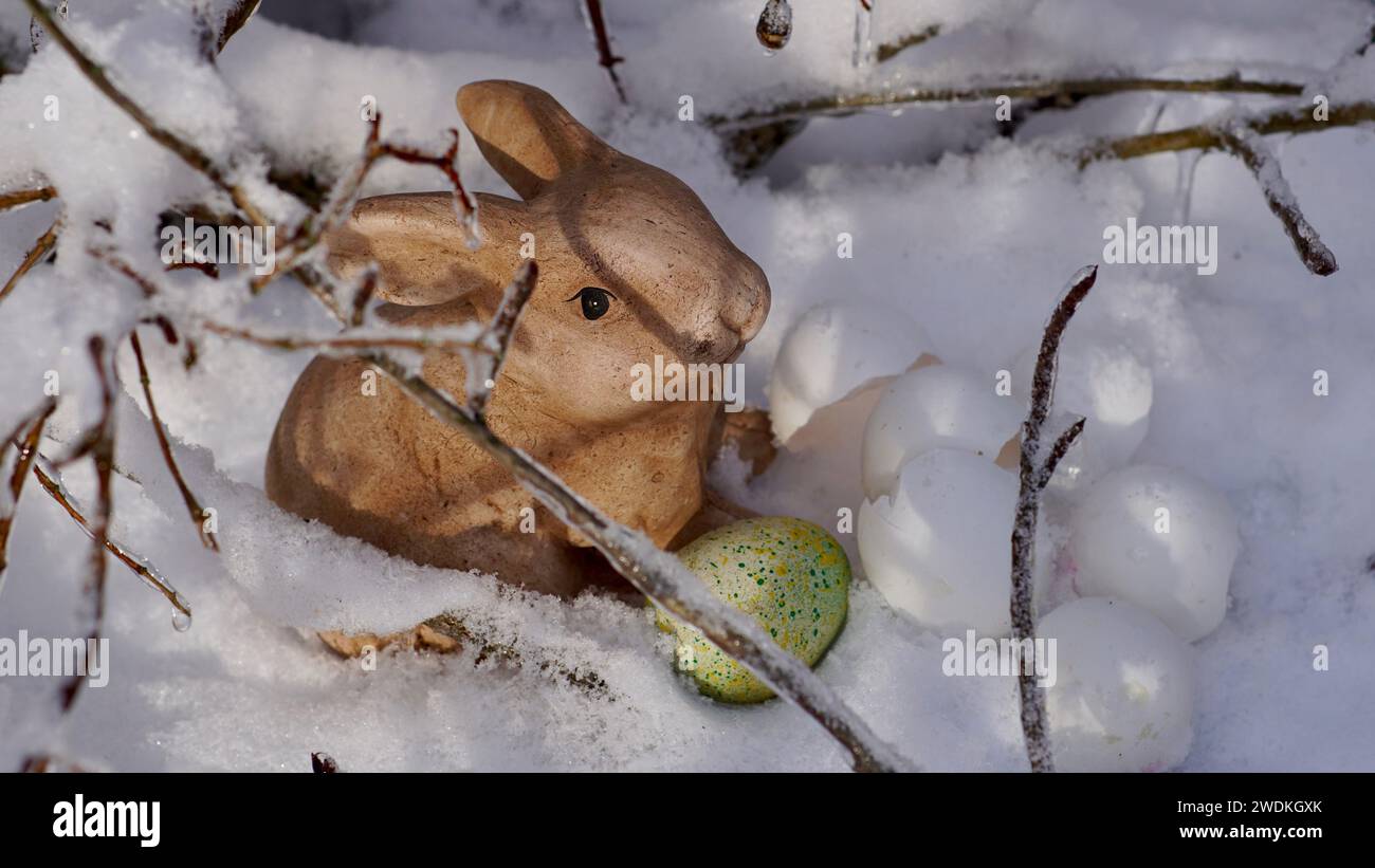 Ein osterhase im Schnee. Eierschalen. Stockfoto