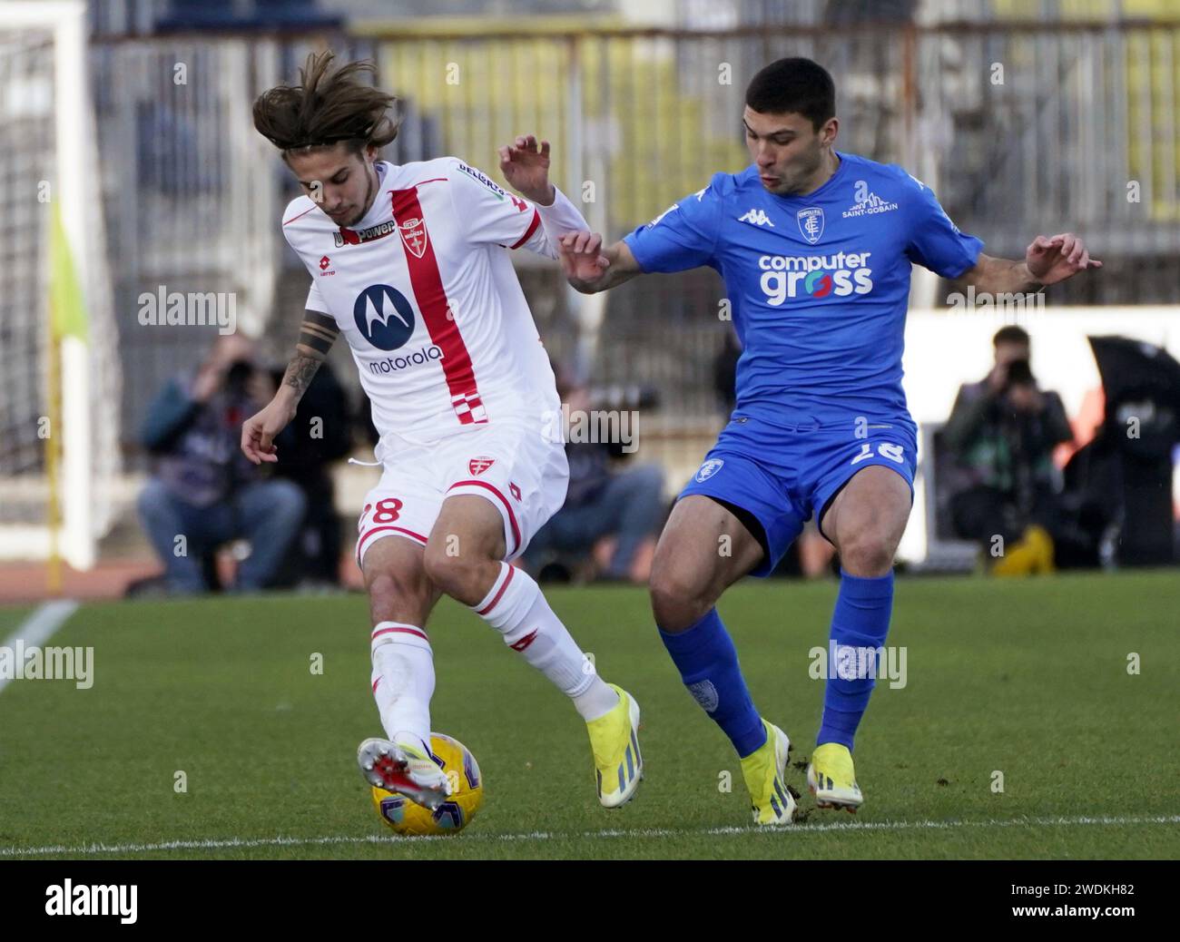 Monza's Andrea Colpani, left, challenges for the ball with Empoli's Nicolo Cambiaghi, during the Italian Serie A soccer match between Empoli and AC Monza, at Castellani Stadium, in Empoli, Italy, Sunday, Jan. 21, 2024. (Marco Bucco/LaPresse via AP) Stockfoto