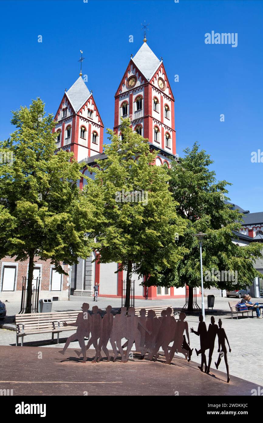 Die Skulpturengruppe „Les Principautaires“ von Mady Andrien, Kirche St. Bartholomew, Lüttich, Belgien, Europa Stockfoto