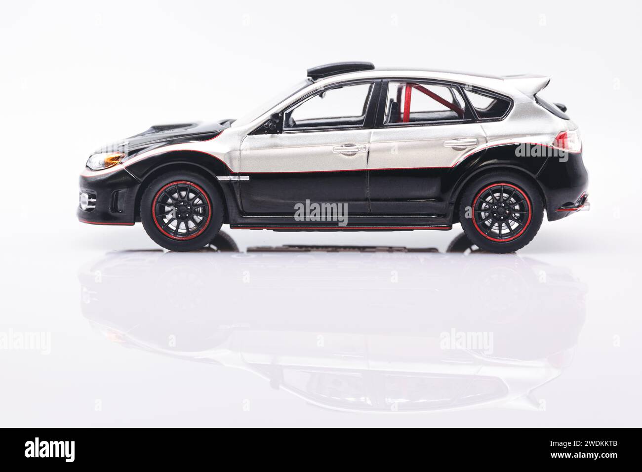 Fast&Furious Subaru Impreza WRX STI GH 1:43 Modellauto, Seitenansicht, weißer Hintergrund mit Reflexion Stockfoto