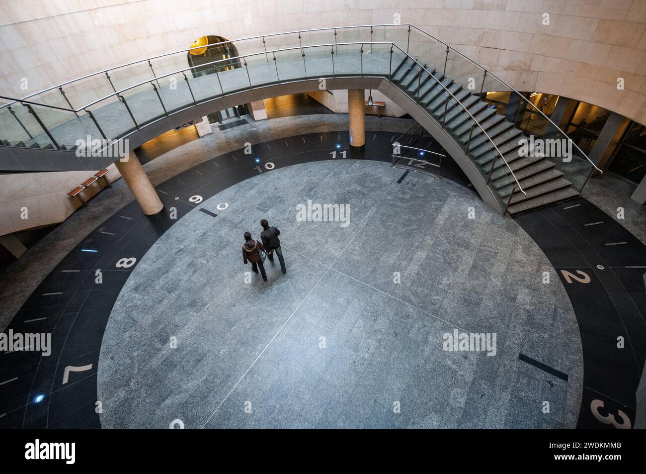 Fußbodenuhr der U-Bahnstation Saint-Lazare in Paris, Frankreich Stockfoto