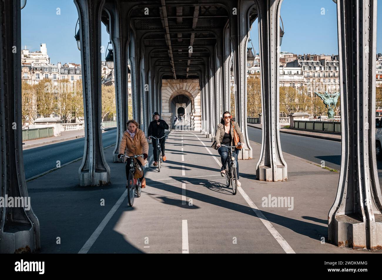 Radfahrer auf der Bir-Hakeim-Brücke in Paris, Frankreich Stockfoto