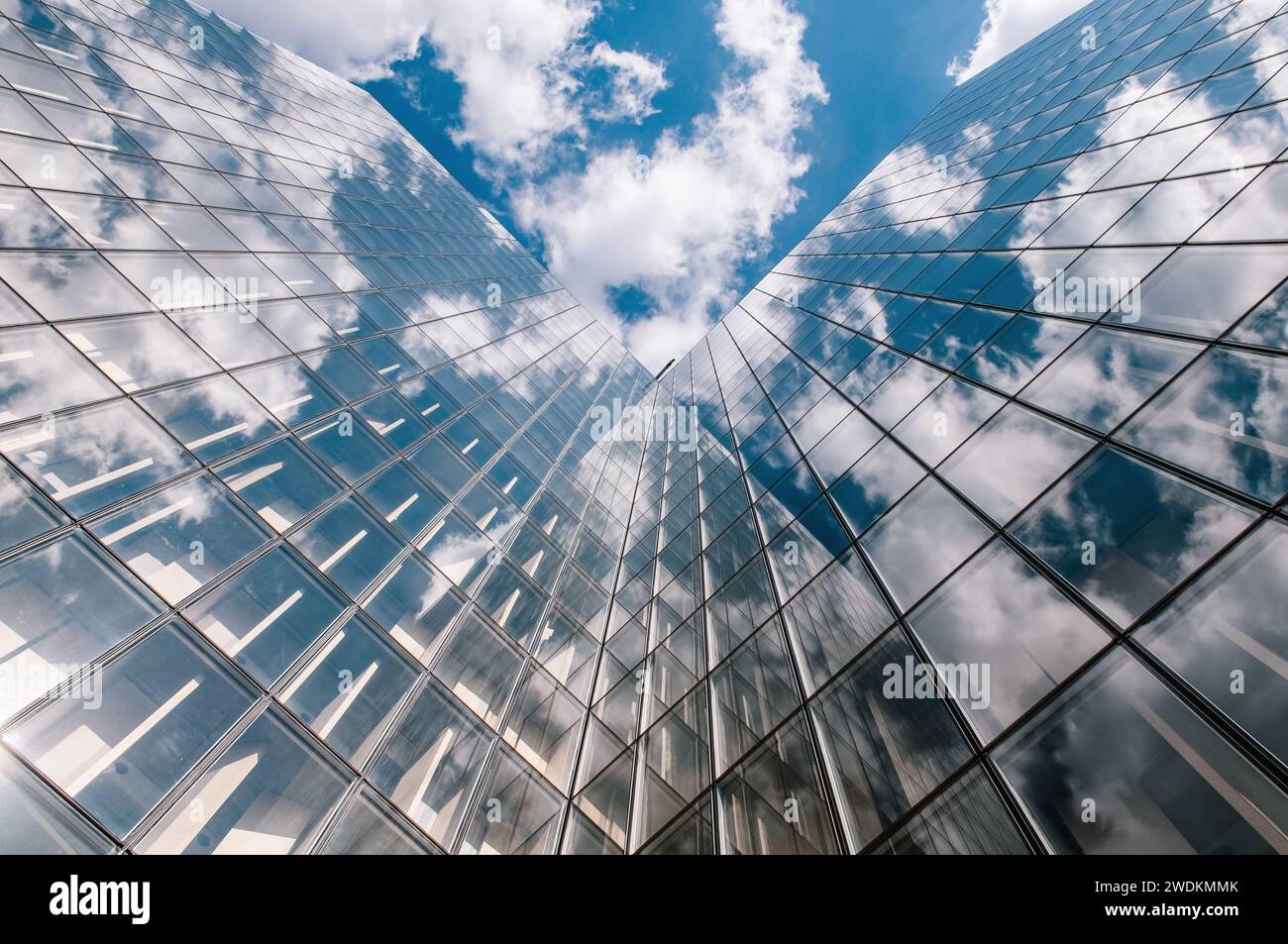 Reflexion des Himmels in der französischen Nationalbibliothek in Paris Stockfoto