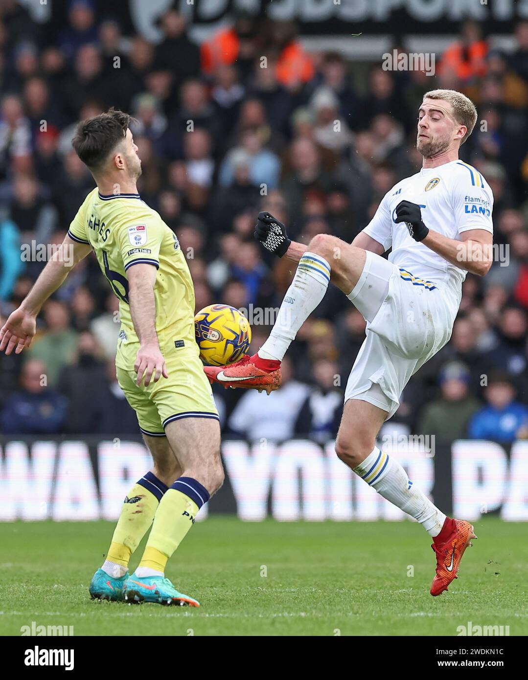 Elland Road, Leeds, Yorkshire, Großbritannien. Januar 2024. EFL Championship Football, Leeds gegen Preston North End; Andrew Hughes von Preston North End kontrolliert den Ball unter Druck von Patrick Bamford Credit: Action Plus Sports/Alamy Live News Stockfoto