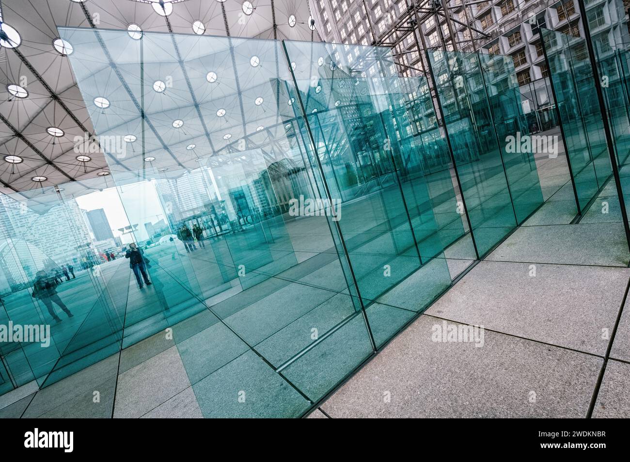 Glaspaneele unter La Grande Arche de la Défense in Paris, Frankreich Stockfoto