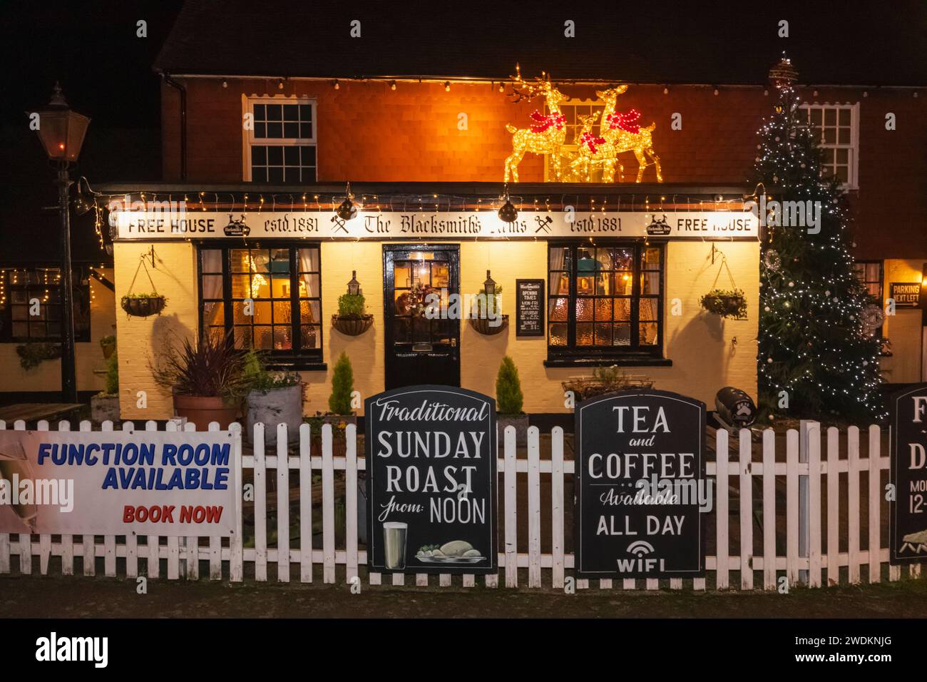 England, Sussex, East Sussex, Lewes, Halland, the Blacksmith's Arms Pub mit Weihnachtsdekoration Stockfoto