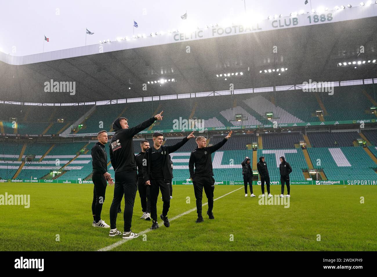 Die Spieler von Buckie Thistle laufen vor dem Spiel der vierten Runde des Scottish Cup im schottischen Celtic Park, Glasgow, Schottland. Bilddatum: Sonntag, 21. Januar 2024. Stockfoto