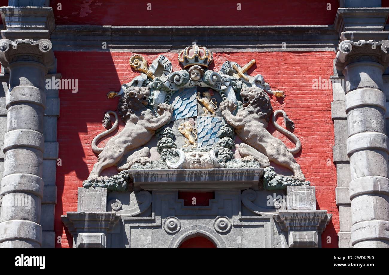 Wappen des Erzbischofs Maximilian Heinrich von Bayern, Portal der Kirche Saint Gerard, Notre-Dame-de-l'Immaculée-Conception, Lüttich, Belgien, EU Stockfoto