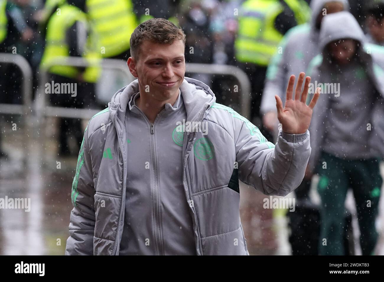 Celtic's Alistair Johnston trifft vor dem Spiel der vierten Runde des Scottish Cup in Celtic Park, Glasgow, Schottland, auf den Boden. Bilddatum: Sonntag, 21. Januar 2024. Stockfoto