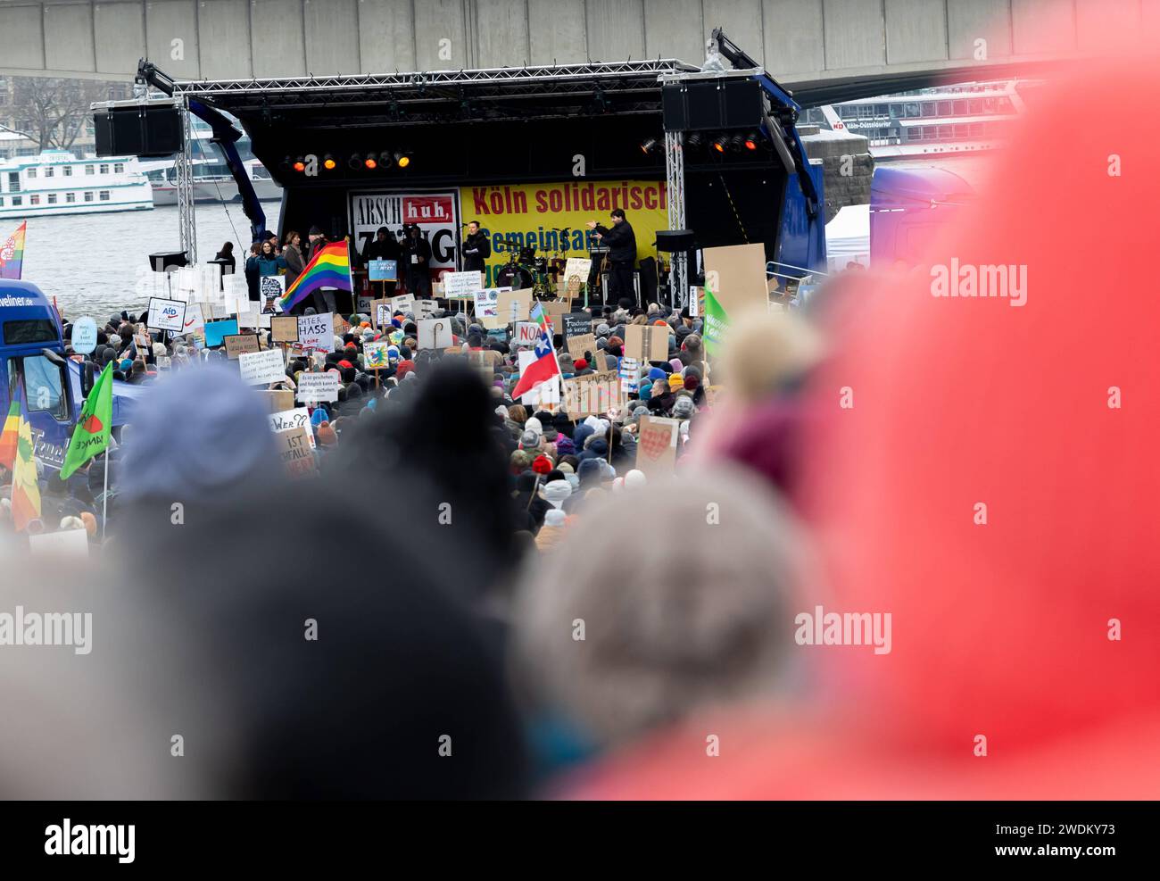 Demonstration gegen die AFD Demonstration gegen die AFD, Nazis auf der ...