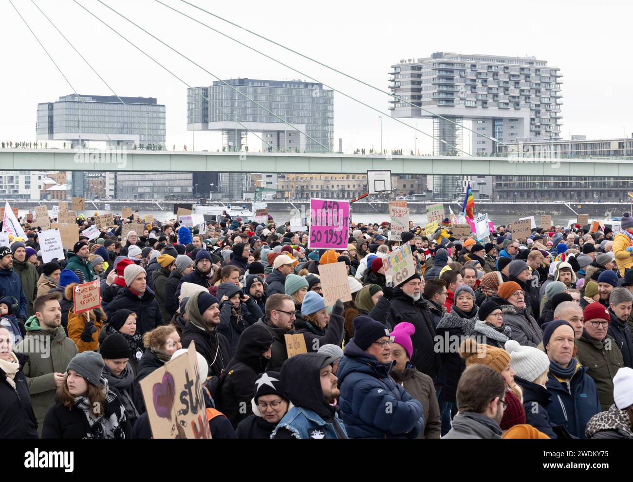 Demonstration gegen die AFD Demonstration gegen die AFD, Nazis auf der ...