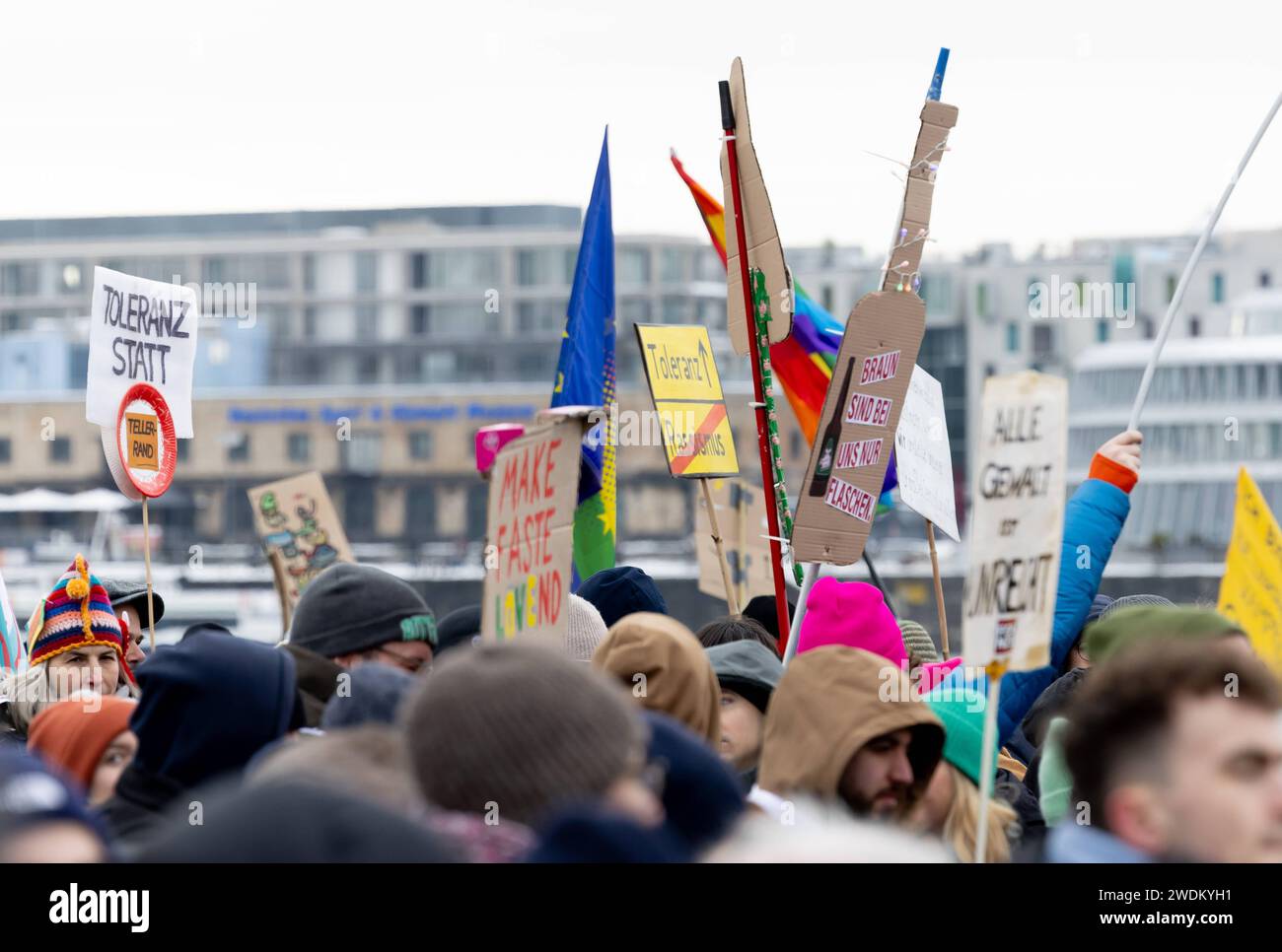 Demonstration gegen die AFD Demonstration gegen die AFD, Nazis auf der ...