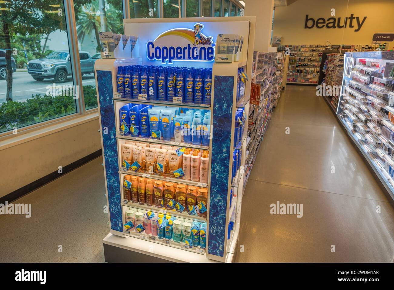 Blick auf Regale im CVS-Geschäft im Beauty-Bereich mit Sonnenschutzcremes. Miami Beach. USA. Stockfoto