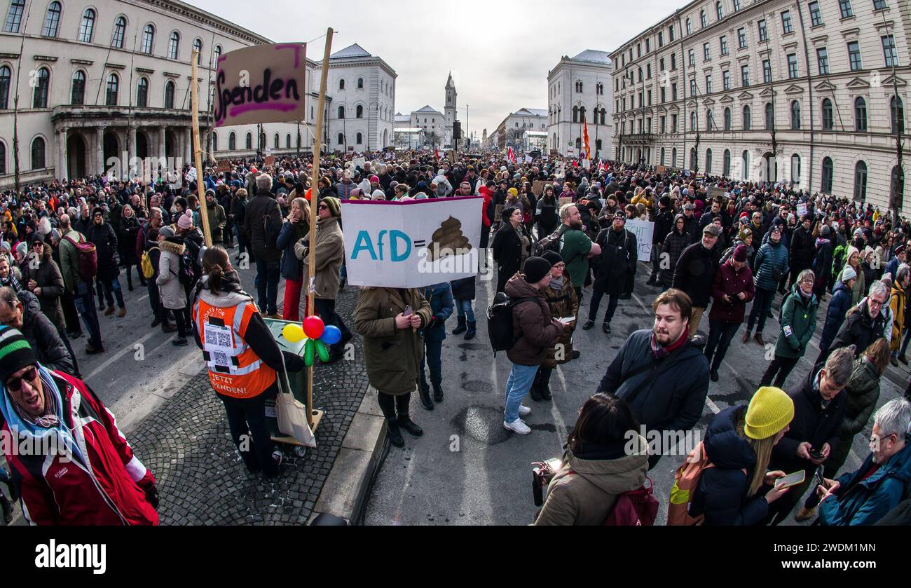 21. Januar 2024: Zusammen mit über 100.000 Menschen in Städten in ganz Deutschland protestierten knapp 300.000 empörte Münchner gegen die AfD-Partei und ihren von der Identitaere Bewegung entwickelten Plan zur „Rückwanderung“ zur Massenabschiebung von Ausländern und sogar Einbürgern. Die in Österreich ansässige radikal-rechte Identitaere Bewegung ist in den letzten Jahren parallel zum Aufstieg der AfD auf Platz zwei in den Umfragen wieder aufgewachsen, was viele dazu führte, dass die sogenannte "Firewall" zwischen Demokratie und Faschismus in Deutschland niederbricht. Der Remigrationsplan ist nichts Neues als die ID Stockfoto