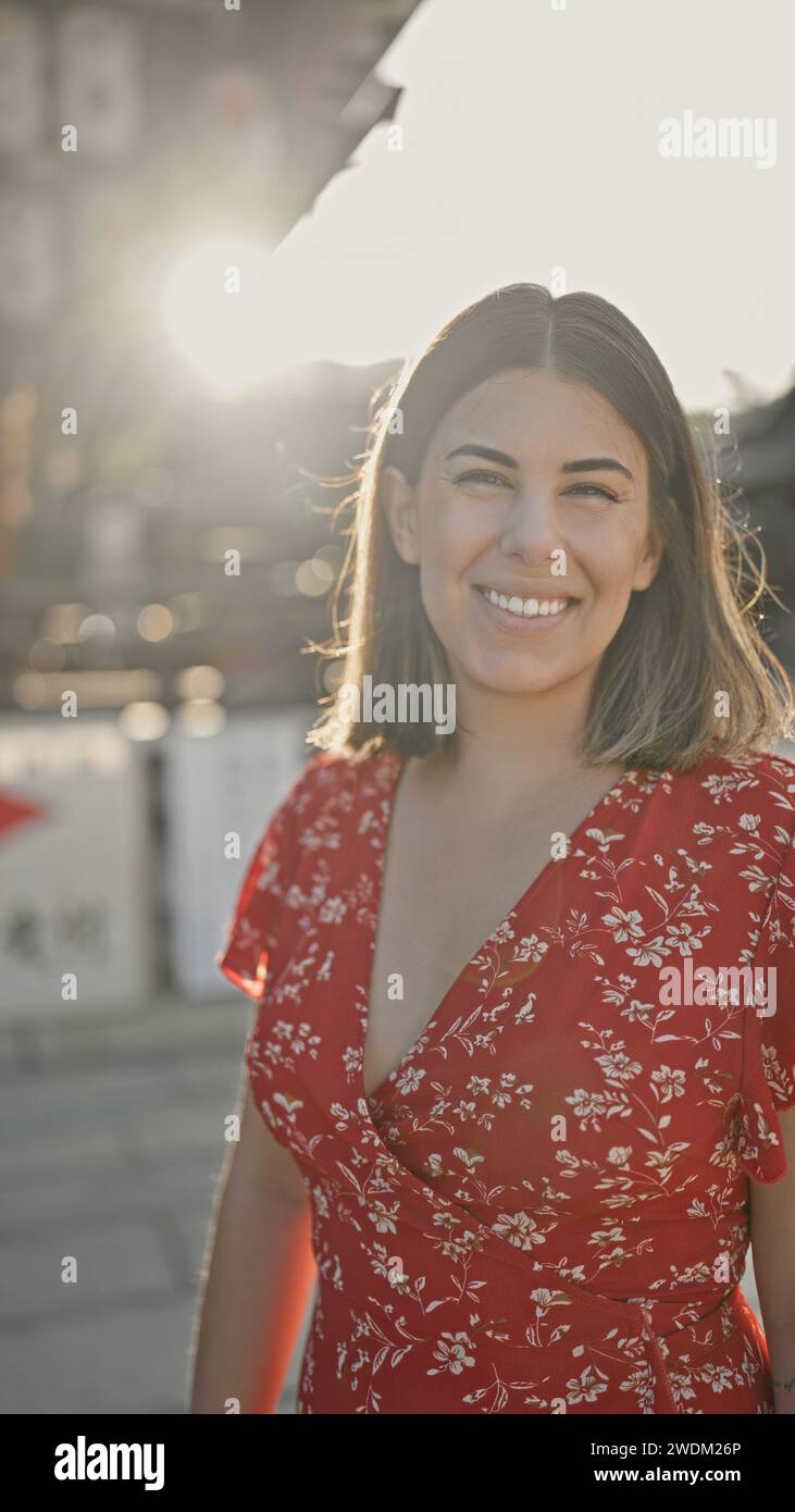 Die wunderschöne hispanische Frau posiert strahlend, lacht und lächelt und strahlt Selbstvertrauen aus im yasaka-Tempel in kyoto, japan. Stockfoto