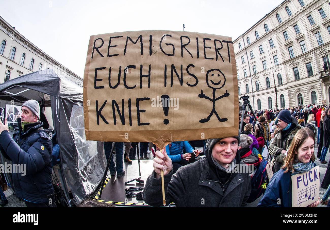 21. Januar 2024: Zusammen mit über 100.000 Menschen in Städten in ganz Deutschland protestierten knapp 300.000 empörte Münchner gegen die AfD-Partei und ihren von der Identitaere Bewegung entwickelten Plan zur „Rückwanderung“ zur Massenabschiebung von Ausländern und sogar Einbürgern. Die in Österreich ansässige radikal-rechte Identitaere Bewegung ist in den letzten Jahren parallel zum Aufstieg der AfD auf Platz zwei in den Umfragen wieder aufgewachsen, was viele dazu führte, dass die sogenannte "Firewall" zwischen Demokratie und Faschismus in Deutschland niederbricht. Der Remigrationsplan ist nichts Neues als die ID Stockfoto