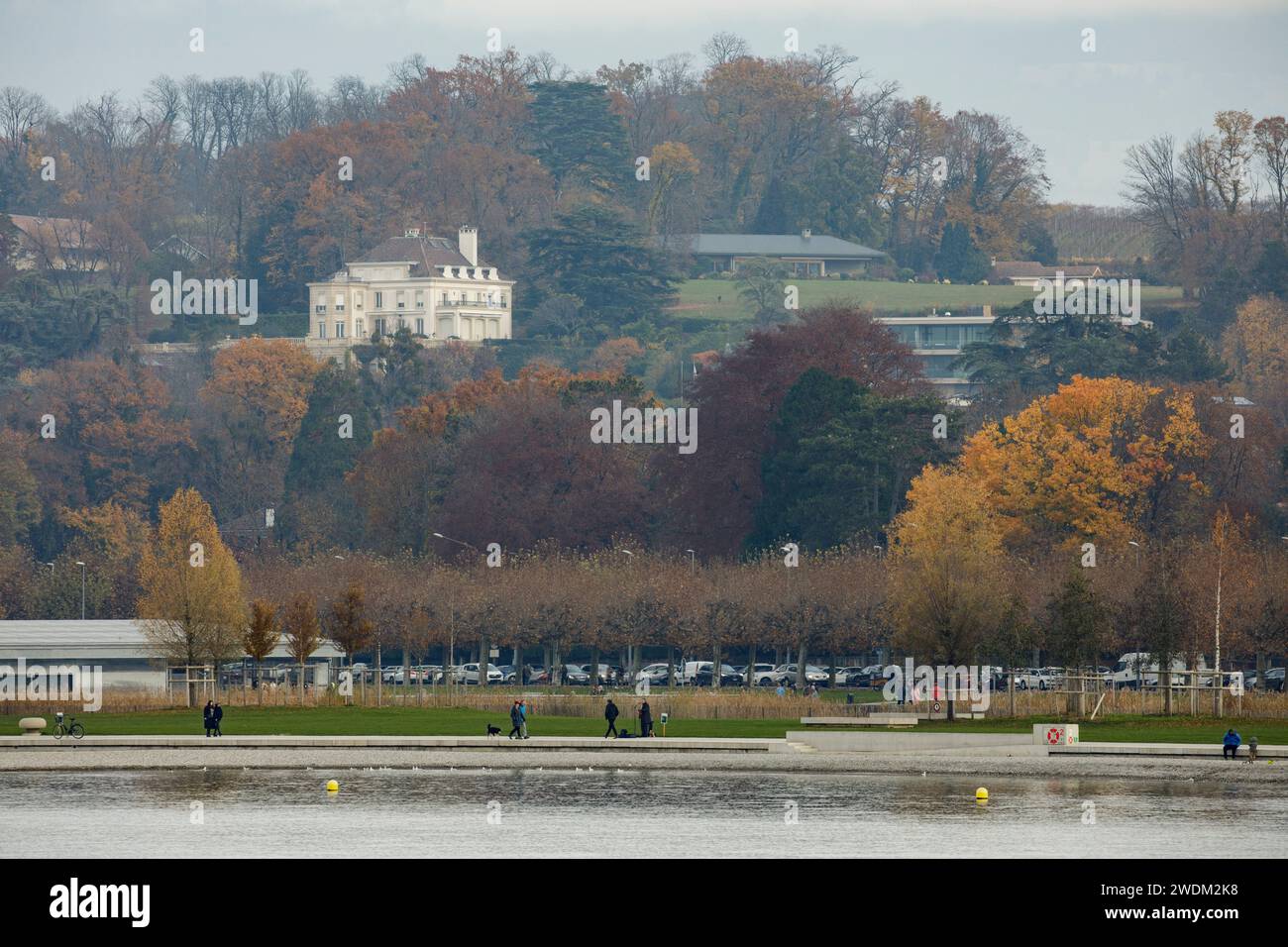 Ein wunderschönes großes Landhaus mit Blick auf den Genfer See Lac Leman im Herbst Genf Schweiz Stockfoto