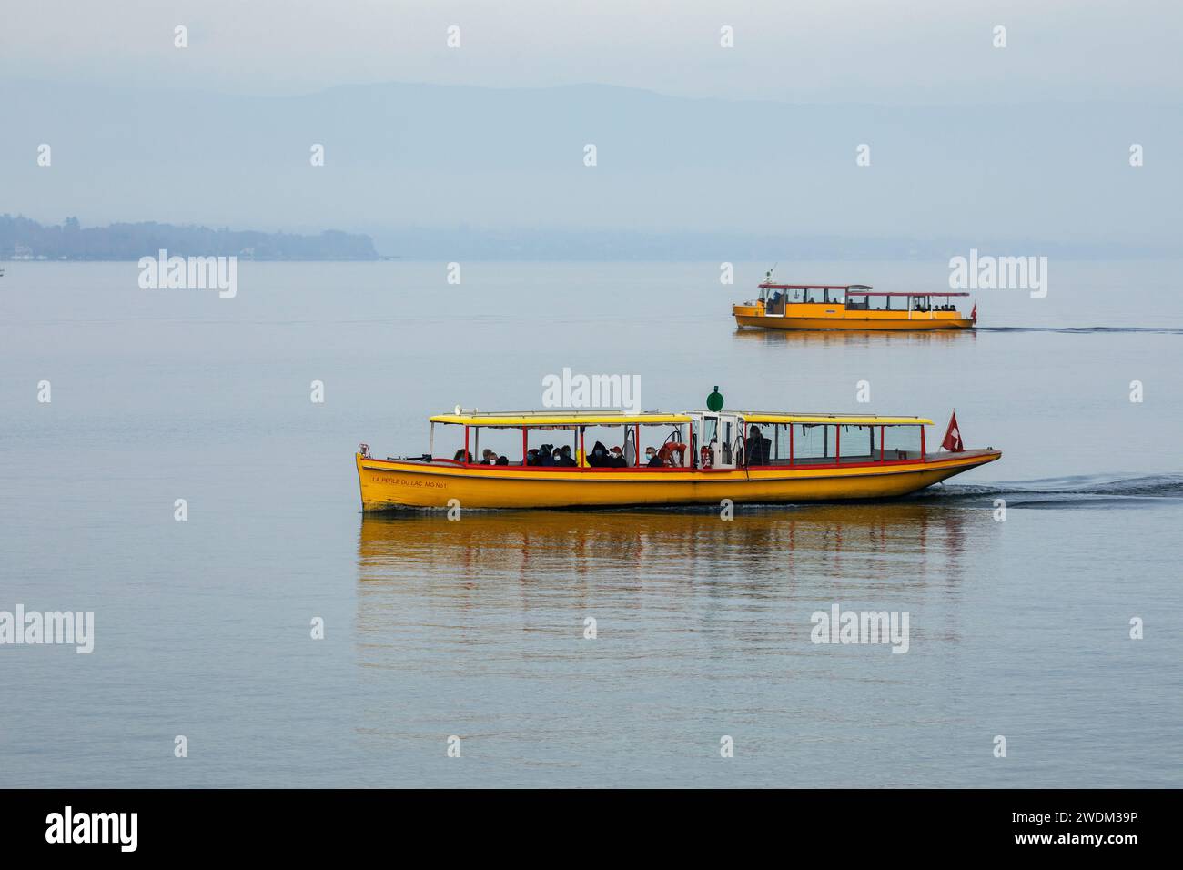 La Perle du Lac solarbetriebener Mouette Wasserbus mit öffentlichen Verkehrsmitteln auf einem ruhigen Lac Leman, Genfer See, Genf Schweiz Stockfoto