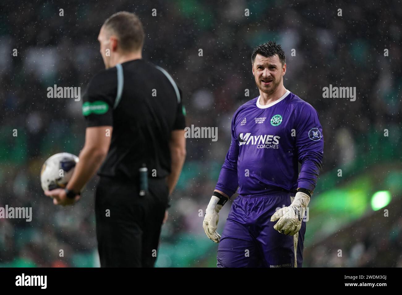 Buckie Thistle Torhüter Stuart Knight (rechts) mit Match Schiedsrichter Chris Graham während einer VAR-Prüfung auf einen möglichen Elfmeter während des Spiels der vierten Runde des Scottish Cup im Celtic Park, Glasgow, Schottland. Bilddatum: Sonntag, 21. Januar 2024. Stockfoto