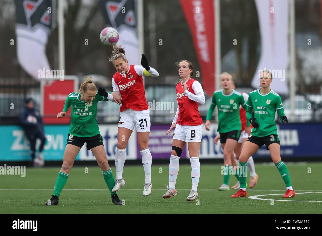 WIJDEWORMER , NIEDERLANDE - 21. JANUAR: Desiree van Lunteren Aanvoerder von AZ Manique de Vette von AZ während des niederländischen Azerion Vrouwen Eredivisie Spiels Stockfoto