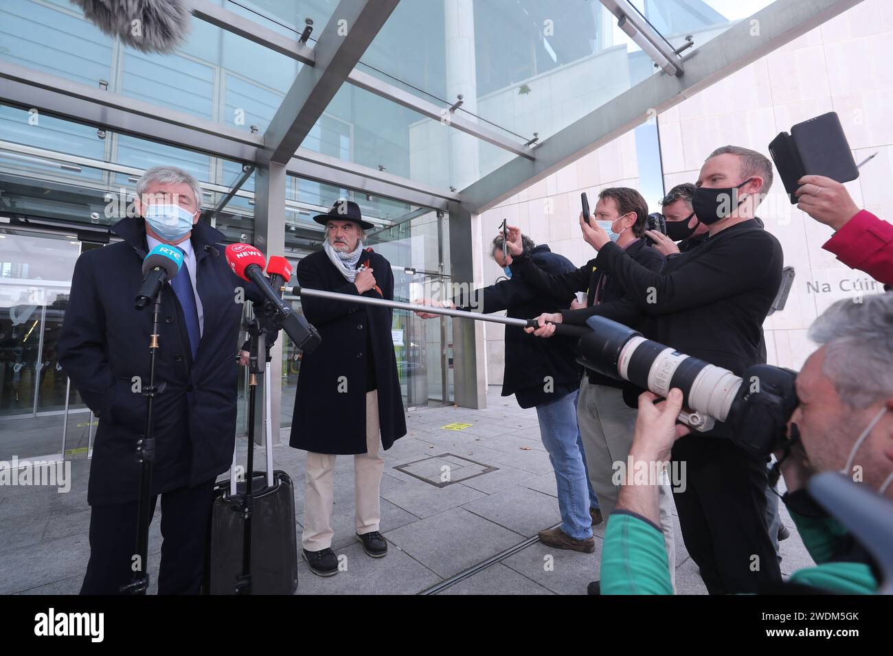 Aktenfoto vom 10/20 von Rechtsanwalt Frank Buttimer (links) und Ian Bailey (Mitte) sprechen mit den Medien außerhalb des High Court in Dublin. Ian Bailey, der Hauptverdächtige des Mordes an der französischen Produzentin Sophie Toscan du Plantier, starb im Alter von 66 Jahren in Cork. Mr. Bailey hat immer vehement jede Beteiligung am Tod von Frau Toscan du Plantier verneint. Stockfoto