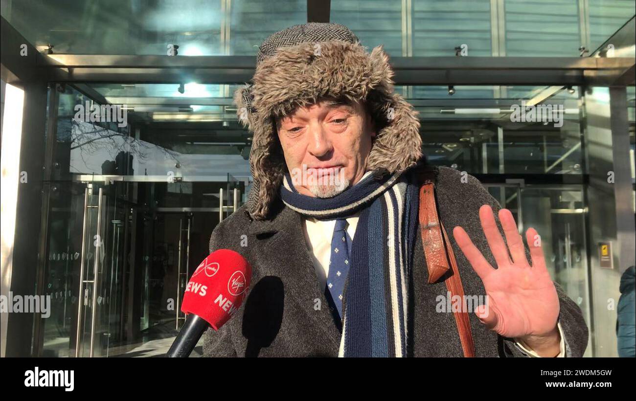 Aktenfoto vom 01/20 von Ian Bailey, 62, der das Oberste Gericht in Dublin verließ, wegen eines Haftbefehls, der seine Festnahme und Auslieferung an Frankreich beantragt. Ian Bailey, der Hauptverdächtige des Mordes an der französischen Produzentin Sophie Toscan du Plantier, starb im Alter von 66 Jahren in Cork. Mr. Bailey hat immer vehement jede Beteiligung am Tod von Frau Toscan du Plantier verneint. Stockfoto