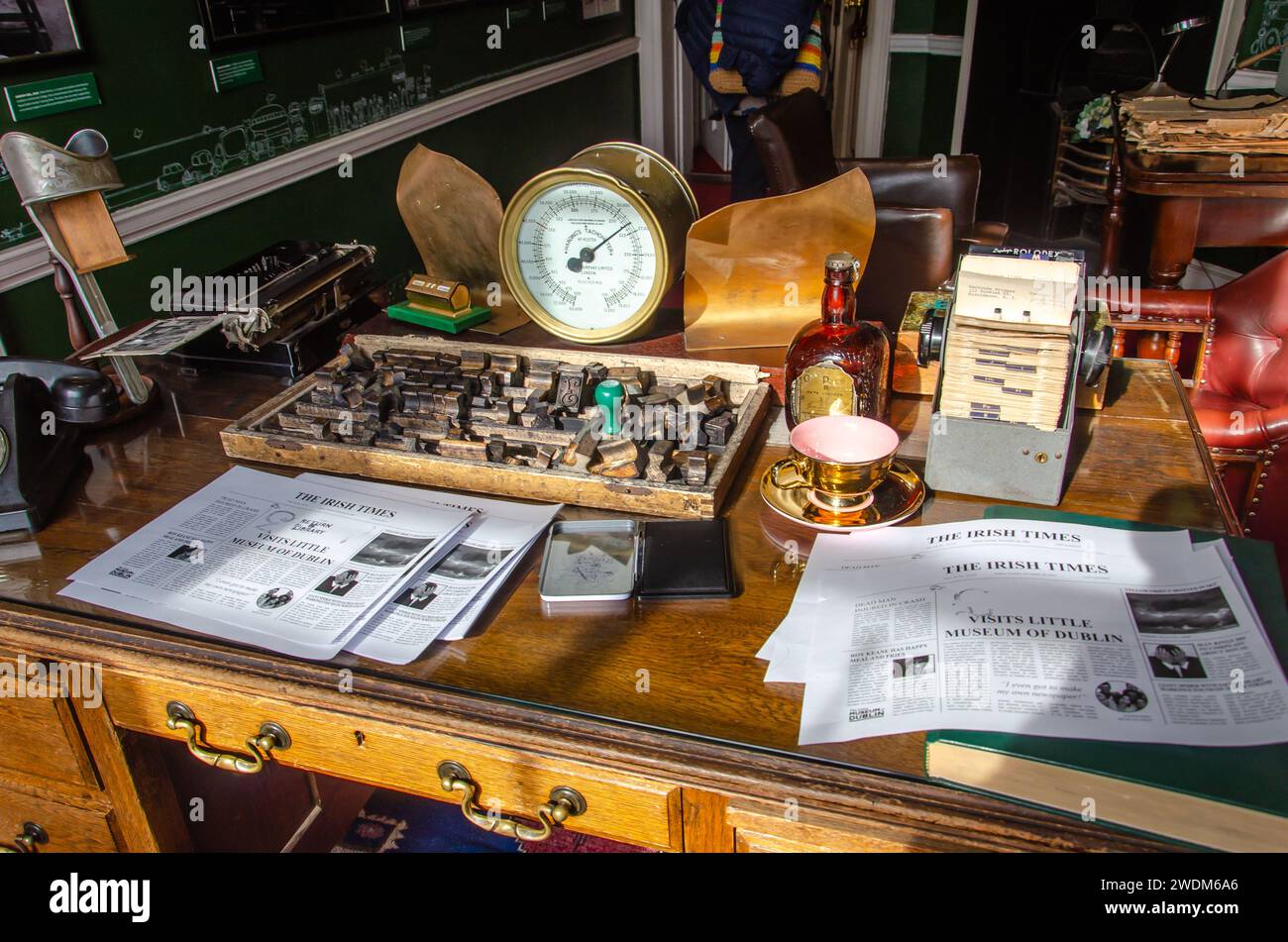 Dublin, Leinster, Irland 26. September 2023 - Irish Times Editors Office im Little Museum of Dublin mit dem Schreibtisch von Robert Smyllie Redakteur Stockfoto