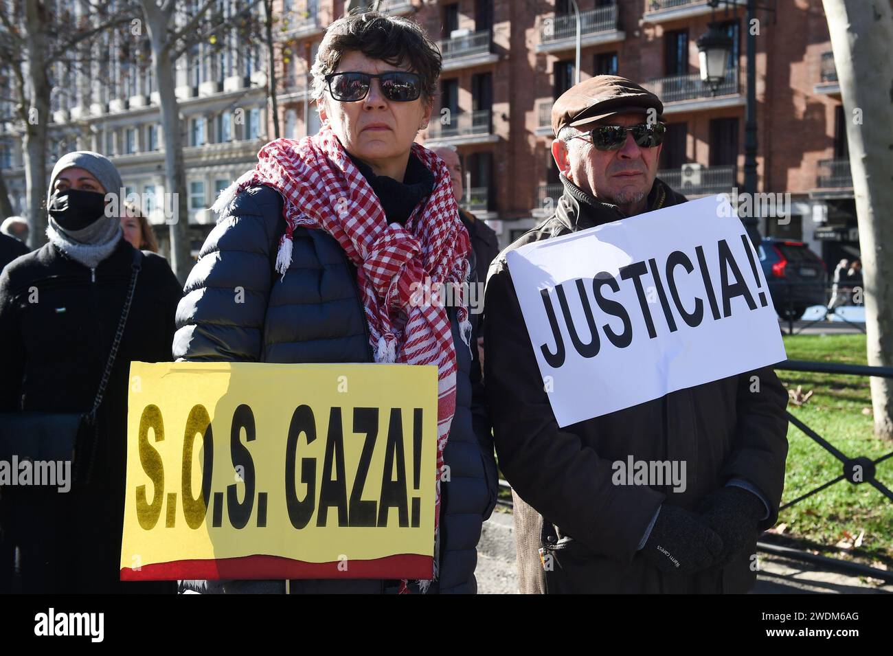 Madrid, Spanien. Januar 2024. Demonstranten halten Plakate während einer pro-Palästina-Demonstration. Hunderte von Demonstranten, die palästinensische Fahnen und Banner gegen Israel tragen, versammelten sich am Bahnhof Atocha und begeben sich anschließend zum Cibeles-Platz in Madrid, Spanien, um für einen Waffenstillstand in Gaza zu rufen. (Credit Image: © Gustavo Valiente/SOPA Images via ZUMA Press Wire) NUR REDAKTIONELLE VERWENDUNG! Nicht für kommerzielle ZWECKE! Stockfoto