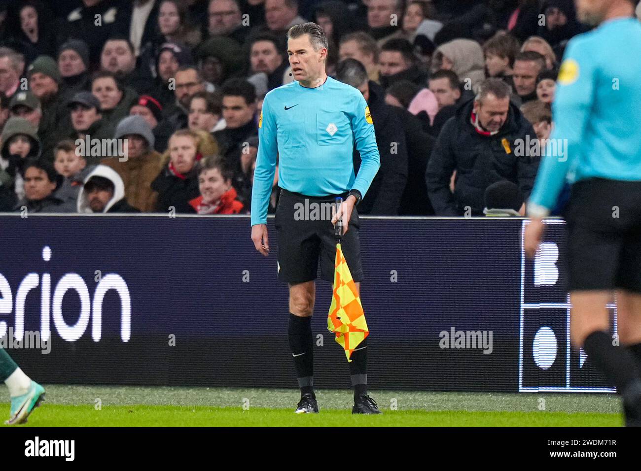 Amsterdam, Niederlande. Januar 2024. AMSTERDAM, NIEDERLANDE - 21. JANUAR: Der stellvertretende Schiedsrichter Charl Schaap sieht beim niederländischen Eredivisie-Spiel zwischen Ajax und RKC Waalwijk in der Johan Cruijff Arena am 21. Januar 2024 in Amsterdam, Niederlande. (Foto von Patrick Goosen/Orange Pictures) Credit: Orange Pics BV/Alamy Live News Stockfoto