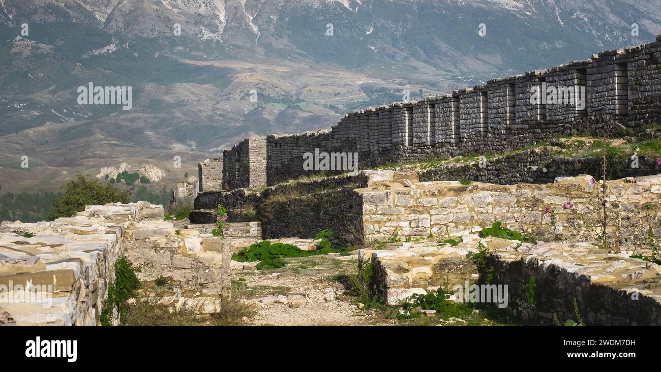 Die wunderschöne aus dem 12. Jahrhundert erbaute Festung von Gjirokaster, Albanien, wo das osmanische Erbe deutlich sichtbar ist. Alte Festung von Gjirokaster Stockfoto