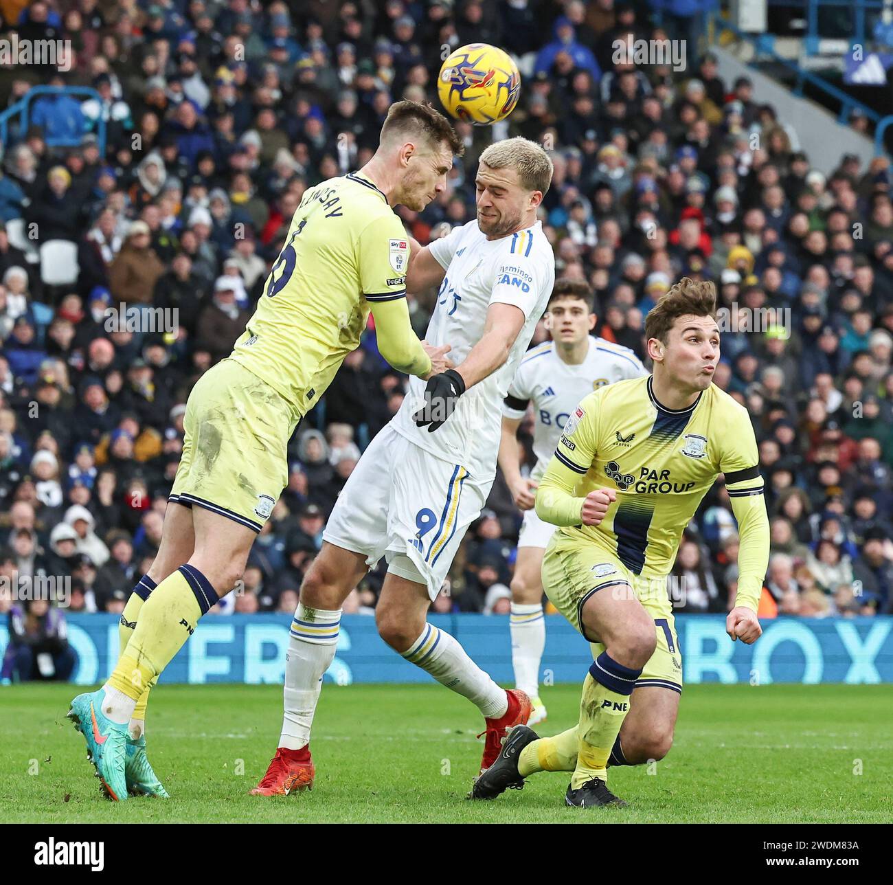 Elland Road, Leeds, Yorkshire, Großbritannien. Januar 2024. EFL Championship Football, Leeds gegen Preston North End; Liam Lindsay von Preston North End führt den Ball unter Druck von Patrick Bamford aus Leeds United an. Ryan Ledson von Preston North End schließt sich Credit: Action Plus Sports/Alamy Live News an Stockfoto