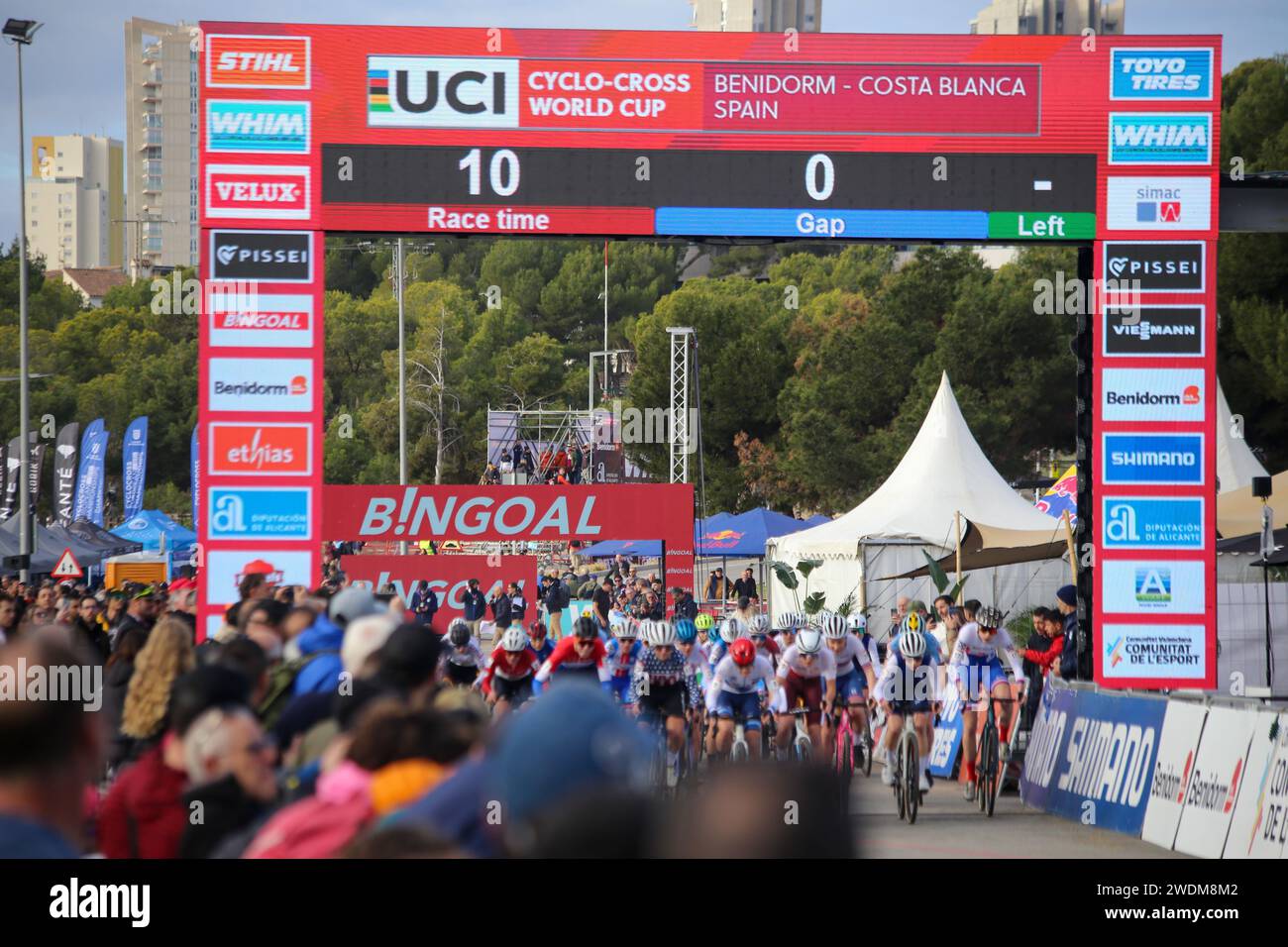 Benidorm, Spanien, 21. Januar 2024: Beginn des Juniorenrennens der Frauen während des Juniorenrennens der UCI Cyclo-Cross-Weltmeisterschaft 2024 am 21. Januar 2024 im Parque Foietes in Benidorm, Spanien. Quelle: Alberto Brevers / Alamy Live News. Stockfoto