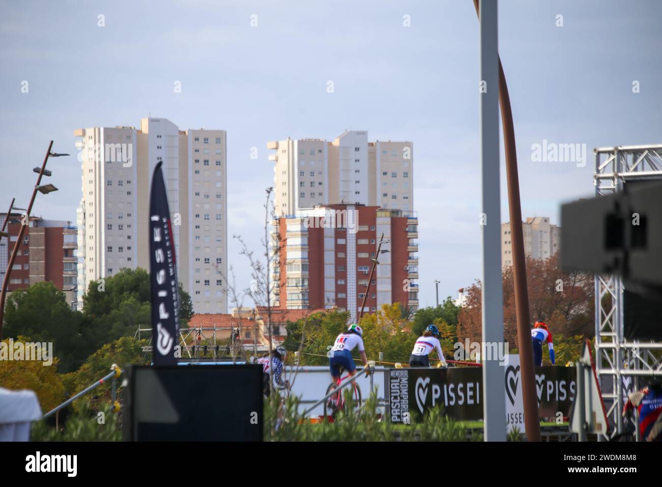 Benidorm, Spanien, 21. Januar 2024: Mehrere Radfahrer überqueren die Brücke während der Juniorenveranstaltung der UCI Cyclo-Cross-Weltmeisterschaft 2024 am 21. Januar 2024 im Parque Foietes in Benidorm. Spanien. Quelle: Alberto Brevers / Alamy Live News. Stockfoto