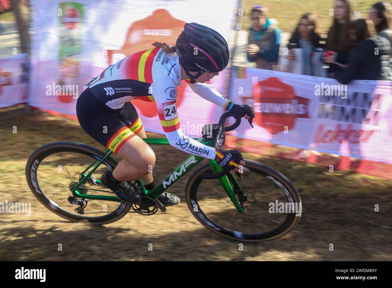 Benidorm, Spanien, 21. Januar 2024: Die Radfahrerin Lorena Patiño (24) während des Juniorentests der Frauen der UCI Cyclo-Cross-Weltmeisterschaft 2024 am 21. Januar 2024 im Parque Foietes in Benidorm, Spanien. Quelle: Alberto Brevers / Alamy Live News. Stockfoto