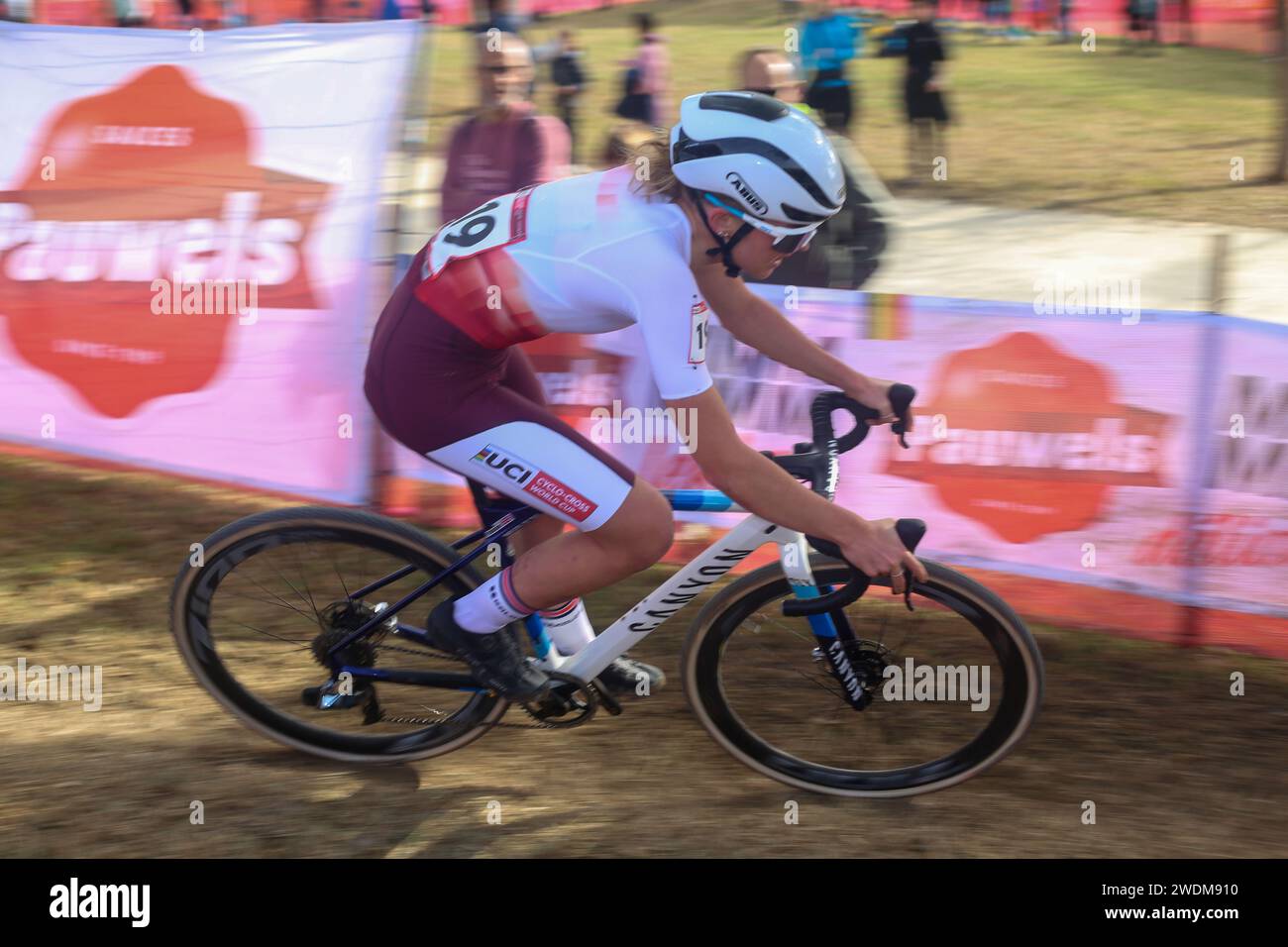 Benidorm, Spanien, 21. Januar 2024: Radfahrerin Cat Ferguson (19) während der Juniorenveranstaltung der UCI Cyclo-Cross-Weltmeisterschaft 2024 am 21. Januar 2024 im Parque Foietes in Benidorm, Spanien. Quelle: Alberto Brevers / Alamy Live News. Stockfoto